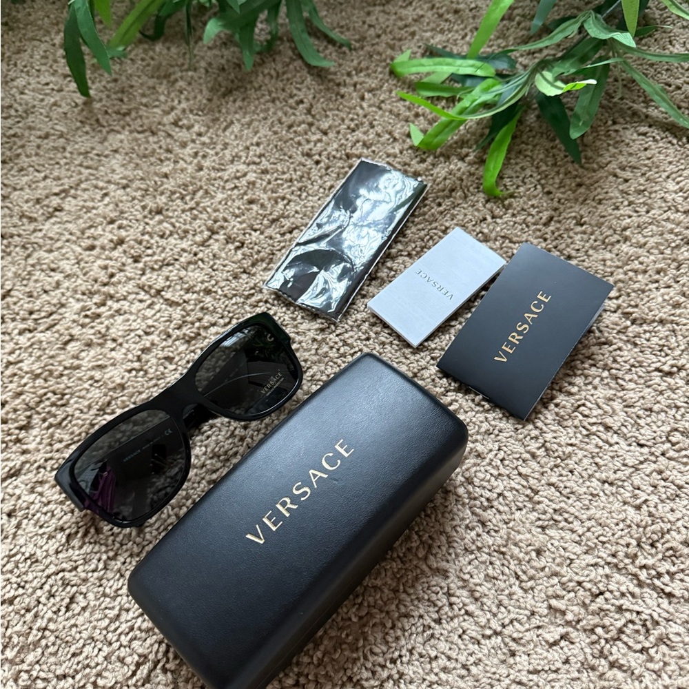 Versace Classic Black Sunglasses unisex brand new